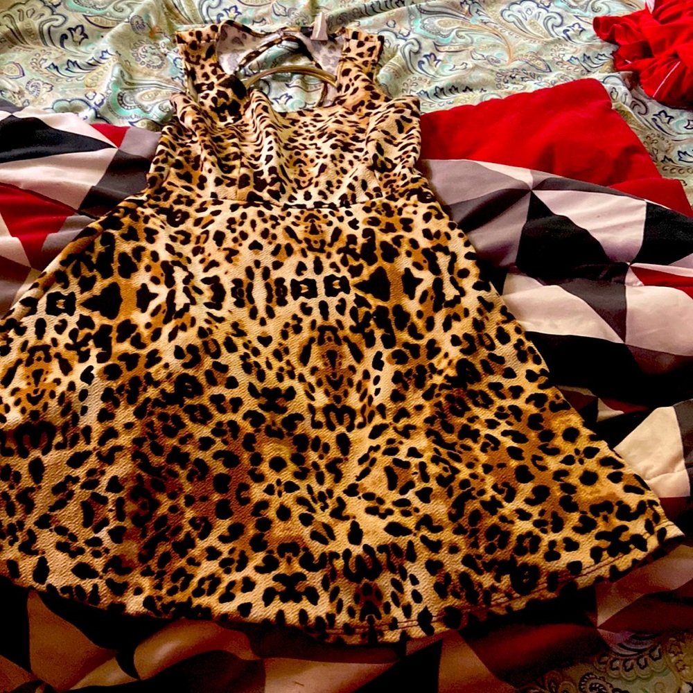 I’m selling a chettah dress with black print